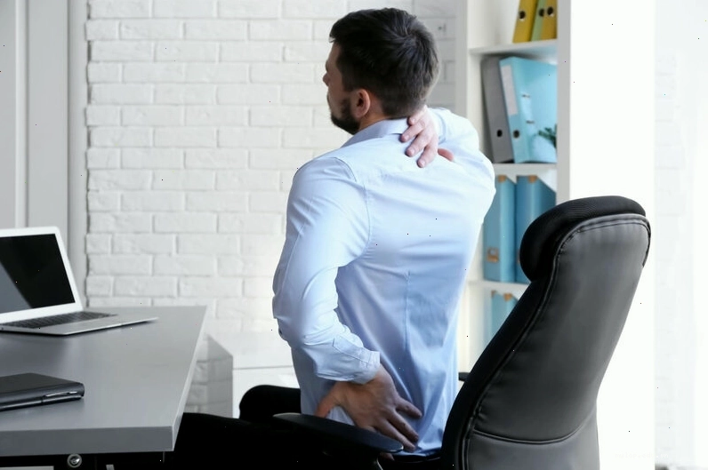 Làm việc sai tư thế là nguyên nhân hàng đầu gây giãn dây chằng lưng