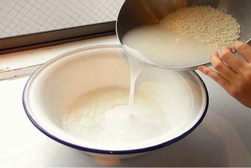 Lau sàn nhà bằng nước vo gạo để tạo độ sáng bóng