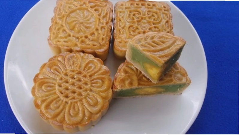 Lòng đỏ trứng muối được bọc khéo léo bên trong nhân đậu xanh