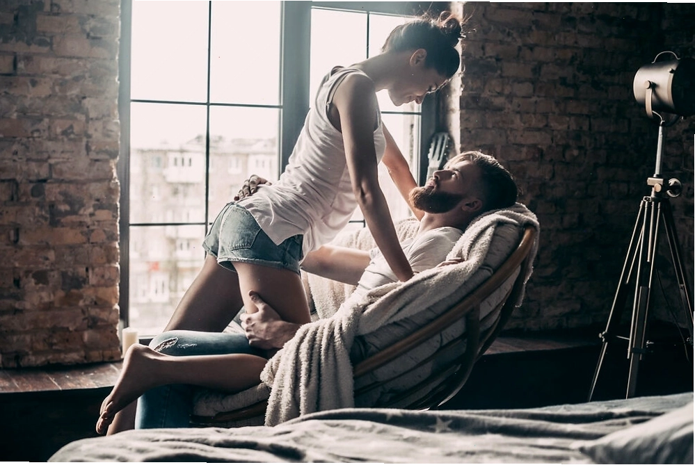Màn dạo đầu với những cử chỉ gợi cảm