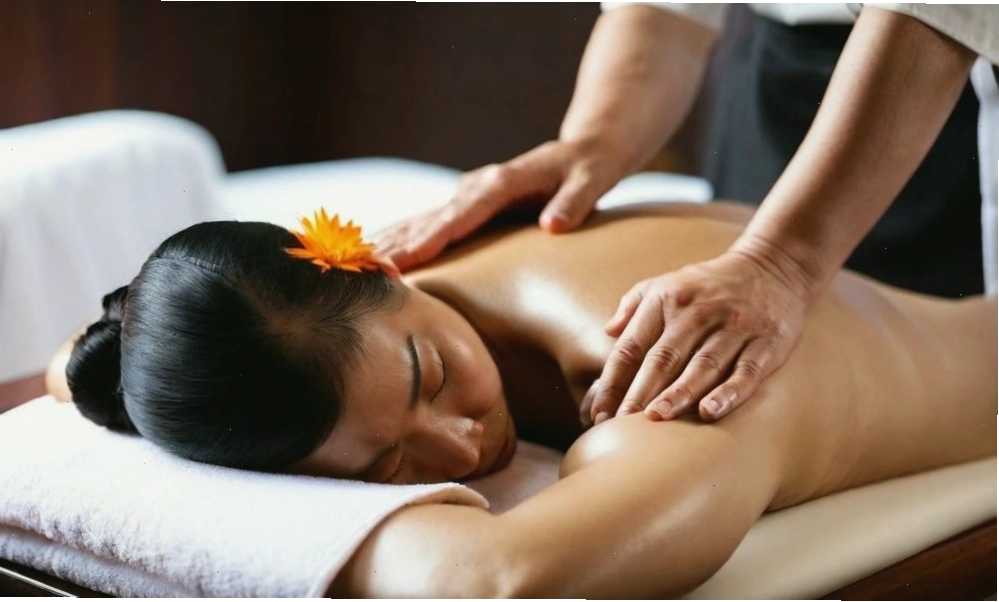 Massage giúp kích thích lưu thông máu, giảm đau mỏi vùng cổ vai gáy