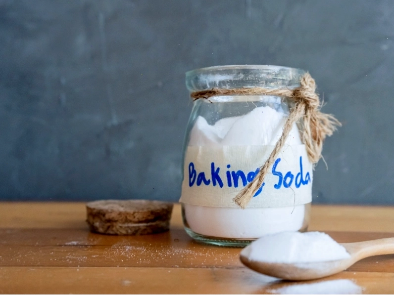 Massage móng với baking soda để làm sạch và kích thích móng dài