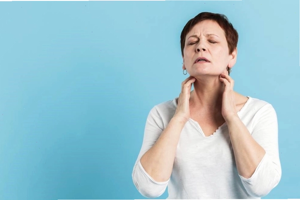Massage nhẹ nhàng vùng cổ