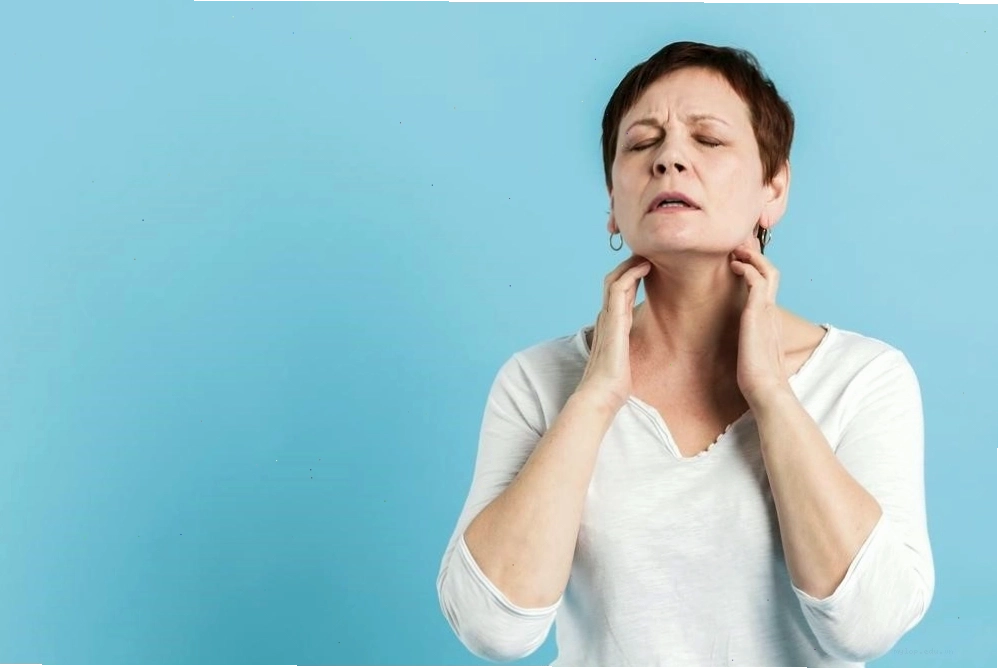 Massage nhẹ nhàng vùng cổ giúp giảm tình trạng vẹo cổ