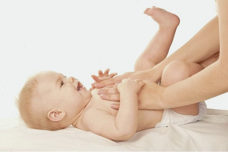 Massage trước khi ngủ là mẹo dân gian chữa vặn mình ở trẻ sơ sinh