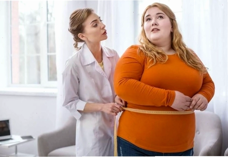 Massage vùng kín bằng dầu dừa giúp dưỡng ẩm và làm sáng da