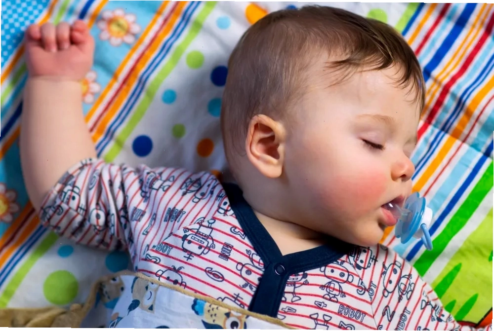 Mẹ dùng khăn lạnh chườm nhẹ lên nướu cho bé giúp giảm sưng đau