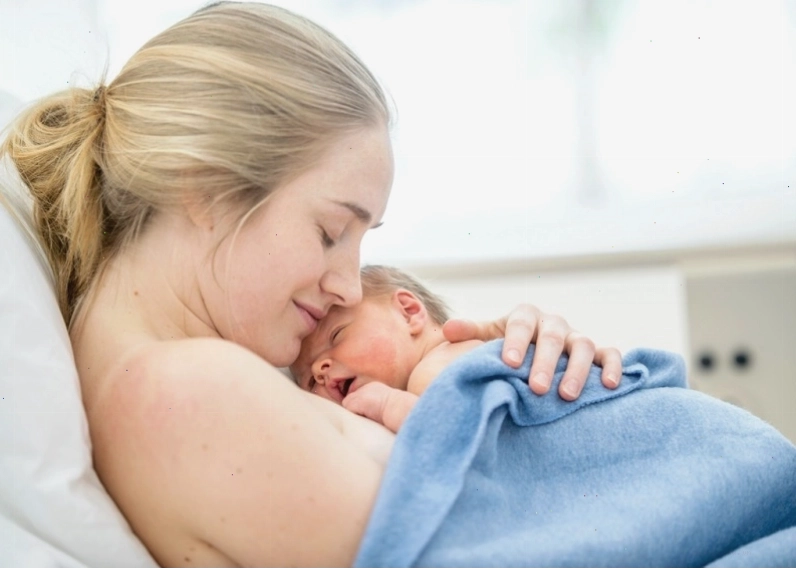 Mẹ mới sinh cần được theo dõi chặt chẽ các dấu hiệu bất thường
