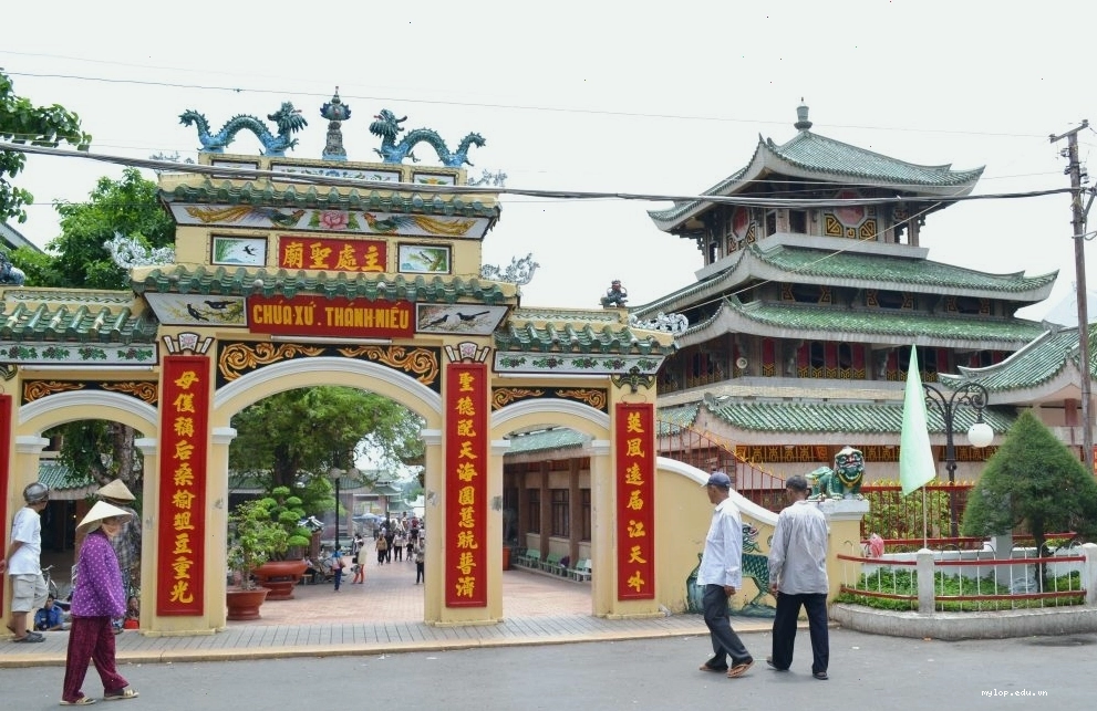 Miếu Bà Chúa Xứ Núi Sam, một trong những danh thắng nổi tiếng ở tỉnh An Giang.
