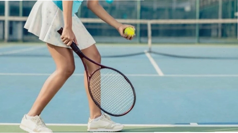 Minh họa tư thế giao bóng tennis chuẩn xác