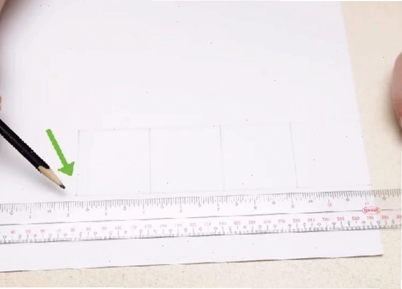 Mô hình robot đơn giản ghép từ các khối hộp bìa cát tông