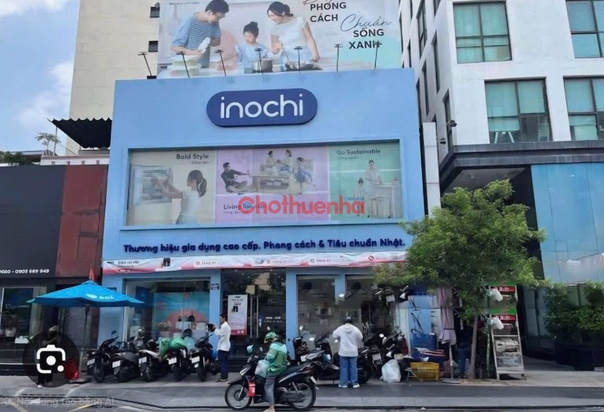 Một người đang ân cần chăm sóc chú chó lạ