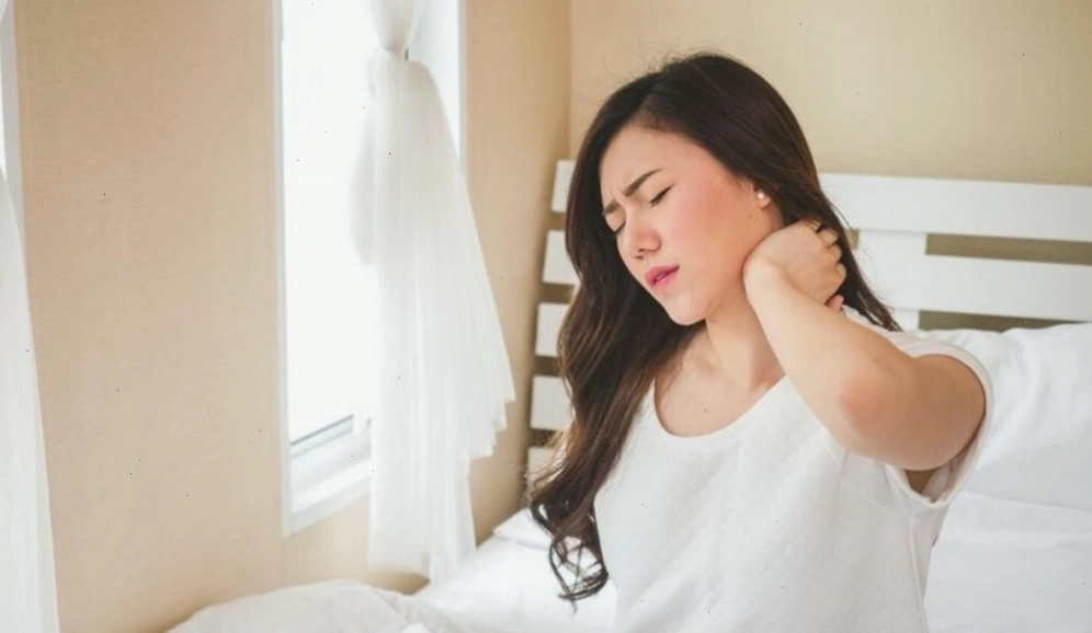 Nằm ngủ sai tư thế là nguyên nhân phổ biến gây vẹo cổ