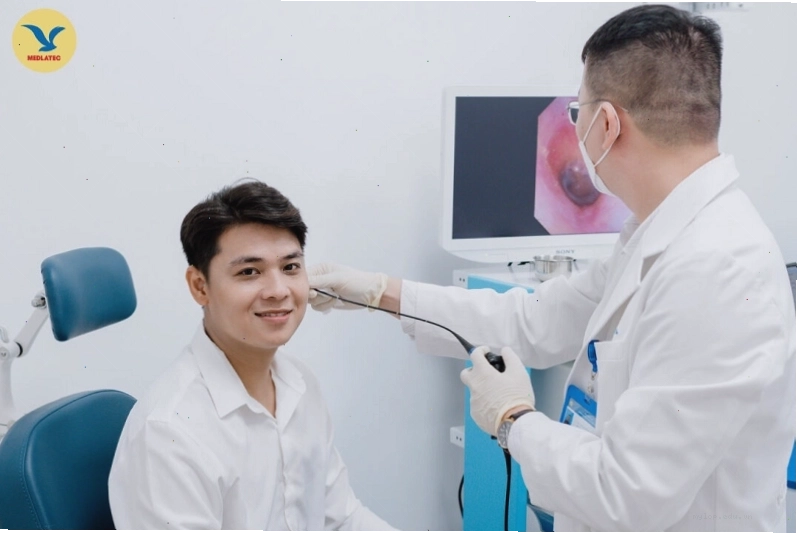 Người bệnh cần đi khám sớm khi viêm tai giữa kèm sốt cao, đau tai dữ dội hoặc chảy mủ tai.