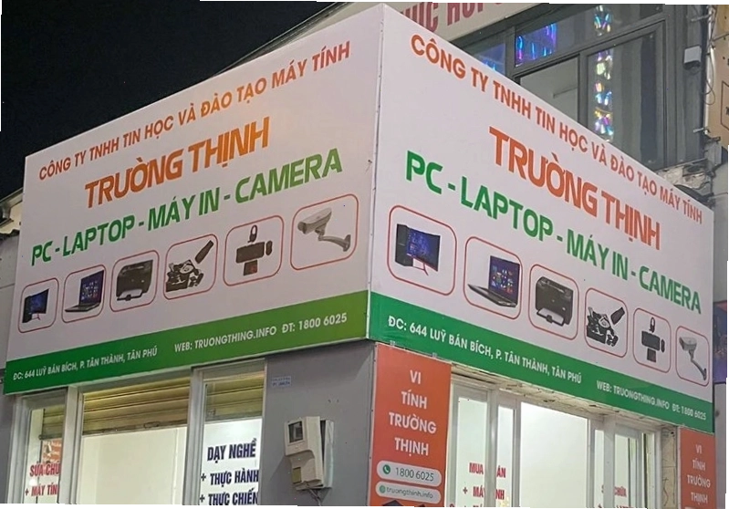 Người chơi đang tập trung phân tích chiến thuật