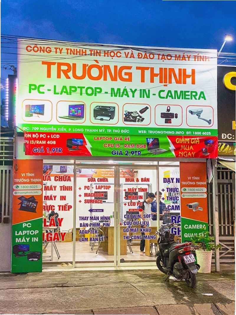 Người chơi đang xem xét các lá bài để tạo phỏm