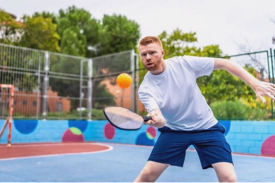 Người chơi pickleball tập trung thực hiện cú đánh