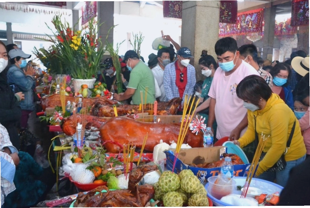 Người dân khắp nơi dâng lễ lên Bà.