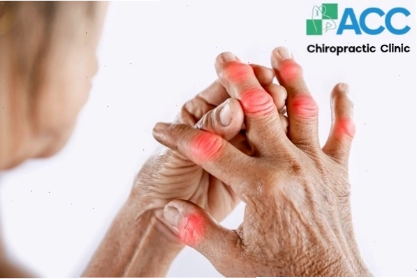 Người phụ nữ đang xoa bóp khớp ngón tay để giảm đau