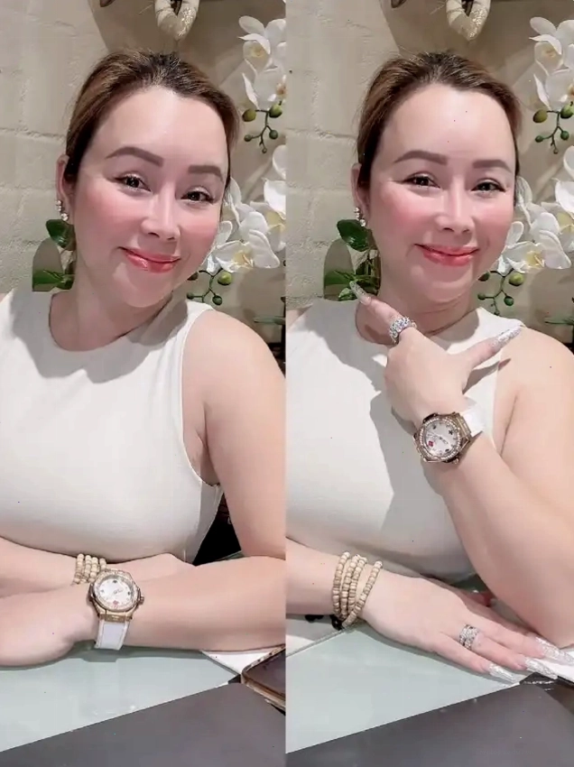 Người phụ nữ mỉm cười đeo đồng hồ và vòng tay
