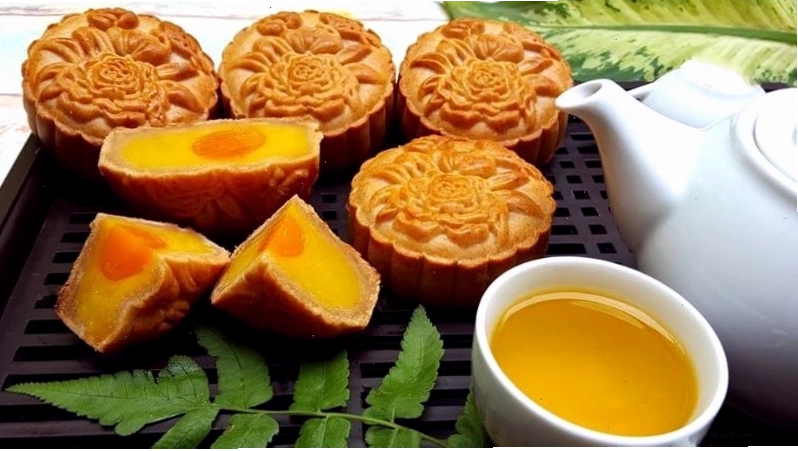 Những chiếc bánh trung thu nhân đậu xanh đã đóng khuôn sẵn sàng để nướng
