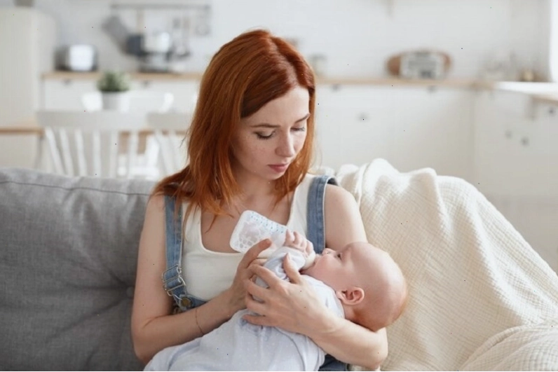 Nuốt phải nhiều hơi khi bú sữa gây khó tiêu và trẻ ngủ vặn mình