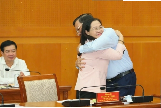 Ông Phan Văn Mãi thăm một doanh nghiệp.