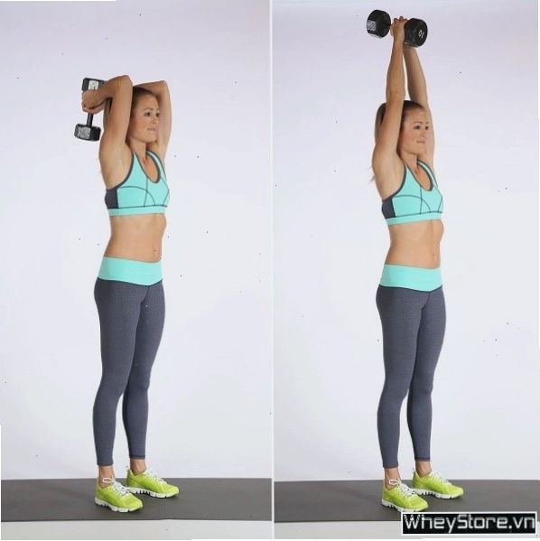 Phụ nữ đang thực hiện bài tập plank với luân phiên tay