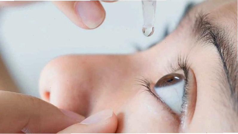 Rửa mắt bằng nước sạch dưới vòi nước