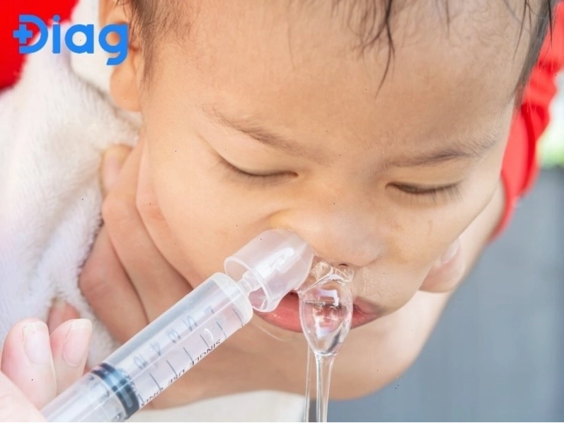 Rửa mũi bằng nước muối sinh lý giúp làm sạch đường thở