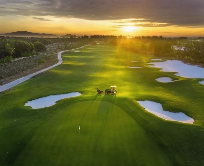 Sân golf xanh mướt và những golfer đang thi đấu