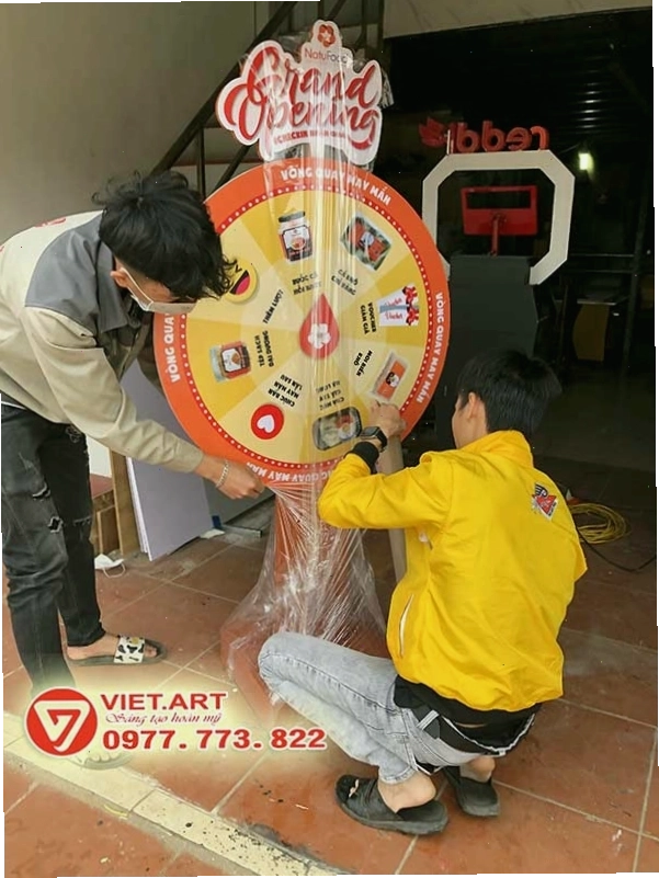Sản xuất booth trưng bày sản phẩm có vòng quay may mắn