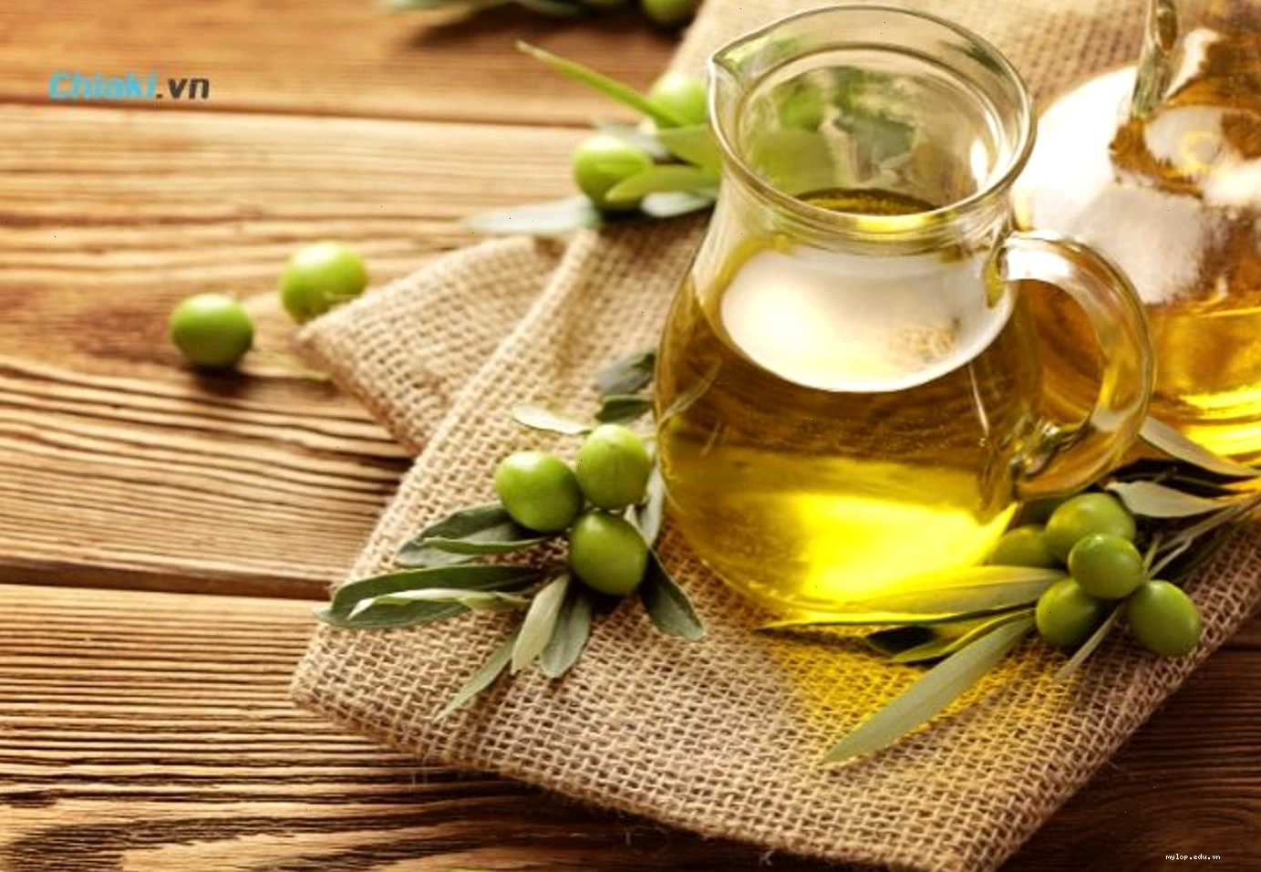 Sử dụng dầu oliu để dưỡng lông mày