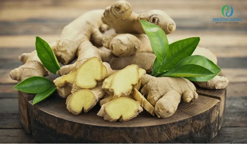 Sử dụng gừng tươi để pha trà hoặc xông hơi hỗ trợ hạ sốt