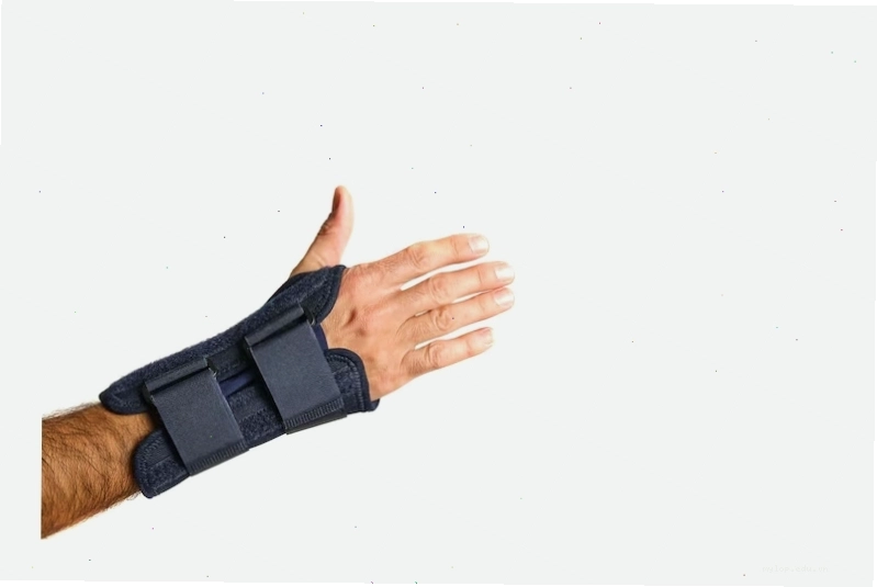 Sử dụng nẹp hỗ trợ giảm đau cổ tay