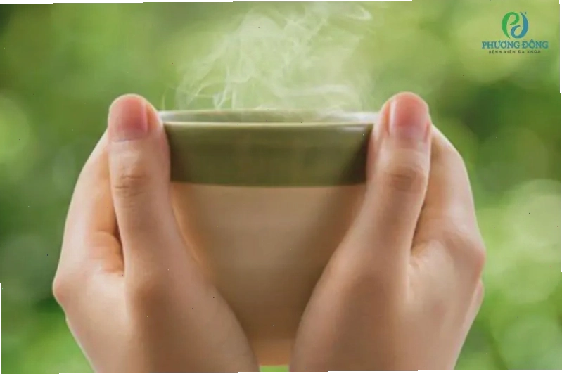 Sử dụng nước ấm vệ sinh cơ thể cho người bệnh sốt rét
