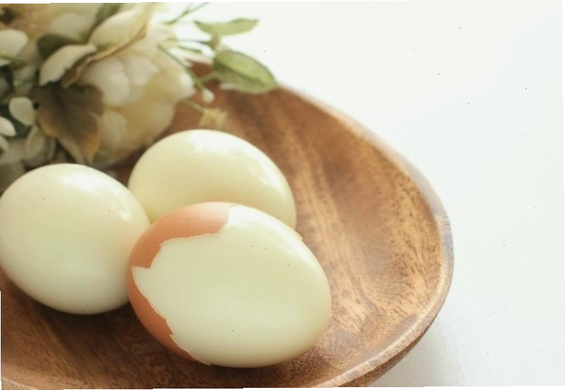Sử dụng trứng gà luộc cũng là một cách giúp trị lẹo mắt nhanh chóng