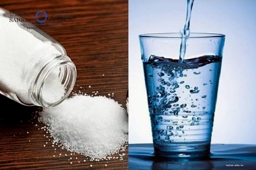 Súc miệng bằng nước muối giúp sát khuẩn và giảm đau răng