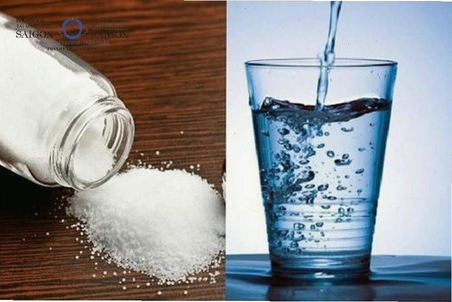 Súc miệng nước muối ấm giúp sát khuẩn và giảm đau răng hiệu quả