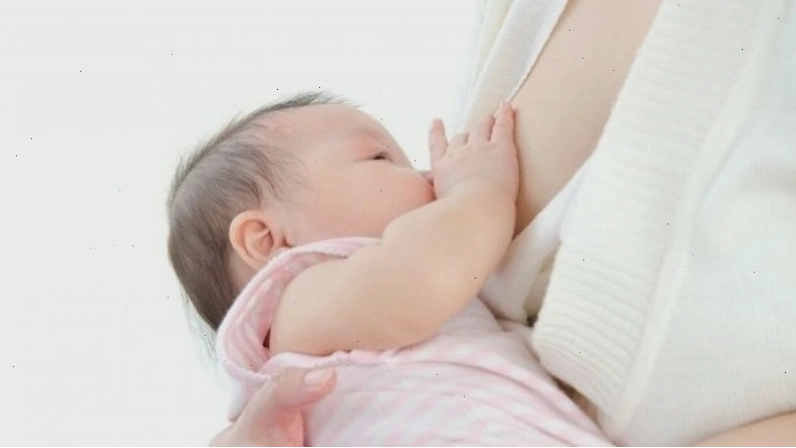 Tạo thói quen cho bé bú đúng cách