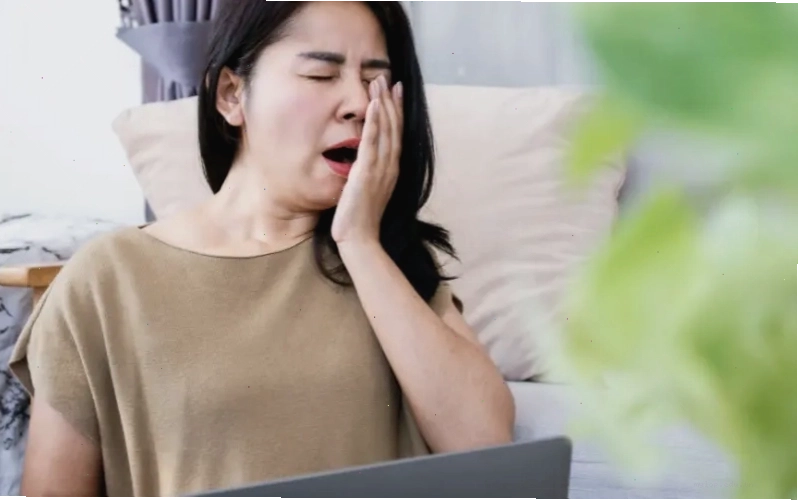Thiếu ngủ là một trong những nguyên nhân phổ biến gây nháy mắt
