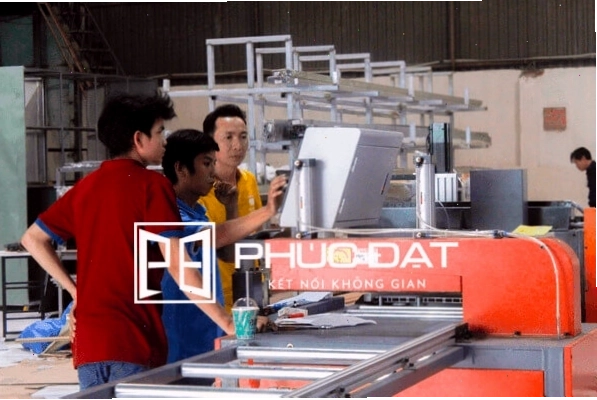 Thực hành trên máy làm cửa nhôm hiện đại