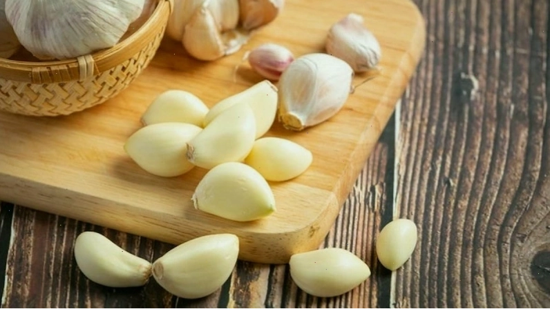 Tỏi thường được nhắc đến như một nguyên liệu dân gian hỗ trợ chữa viêm tai giữa.