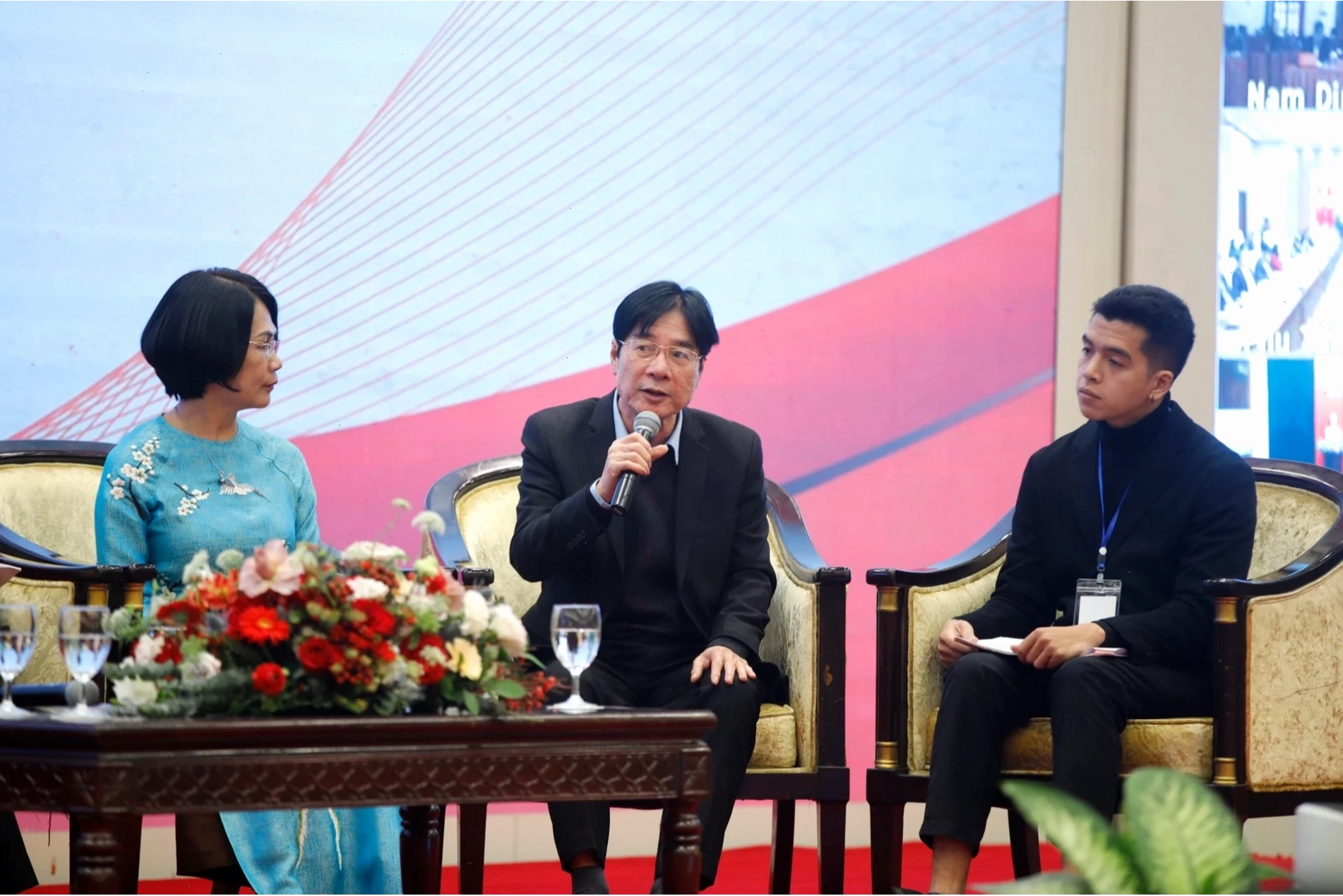 Trang sách giới thiệu về các tác phẩm thơ của Trường Chinh