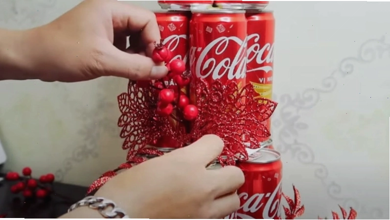 Trang trí tháp bằng hoa với các phụ kiện màu sắc