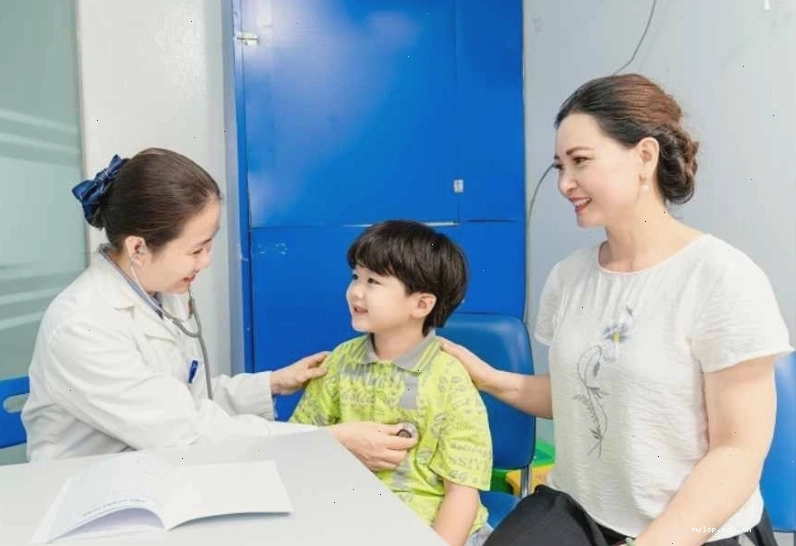 Trẻ đang được bác sĩ kiểm tra sức khỏe tại bệnh viện