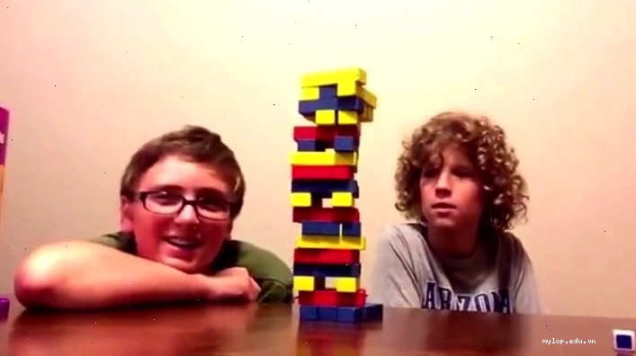 Trò chơi rút gỗ Jenga với nhiều màu sắc hấp dẫn