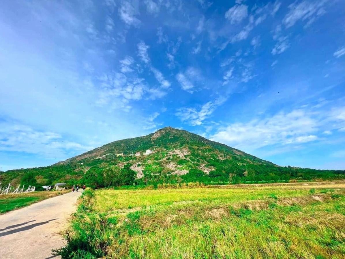 Tượng Linh Sơn Thánh Mẫu trên Núi Bà Đen