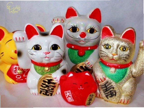 Tượng mèo Maneki Neko tam thể tại Nhật Bản