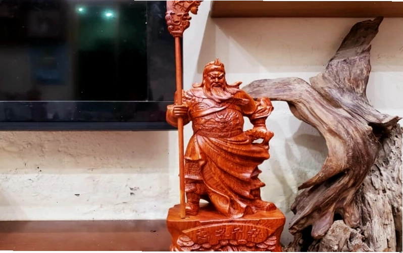 Tượng Quan Công chống đao thể hiện sự uy nghiêm và vững chãi